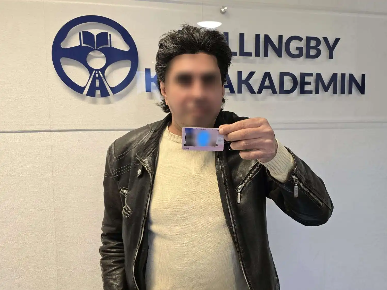 Elev 1 med sitt nya körkort