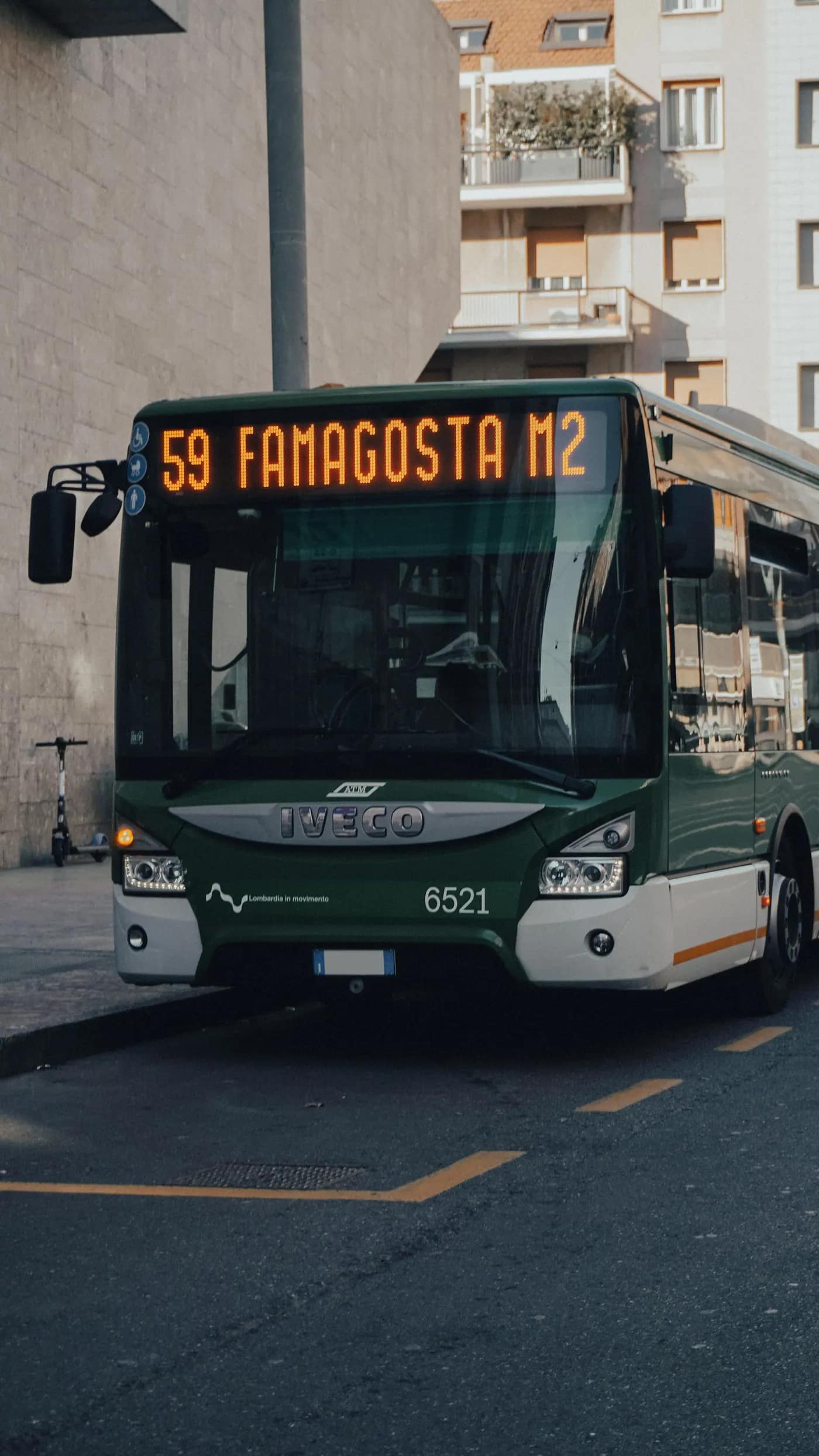 Modern stadsbuss vid hållplats